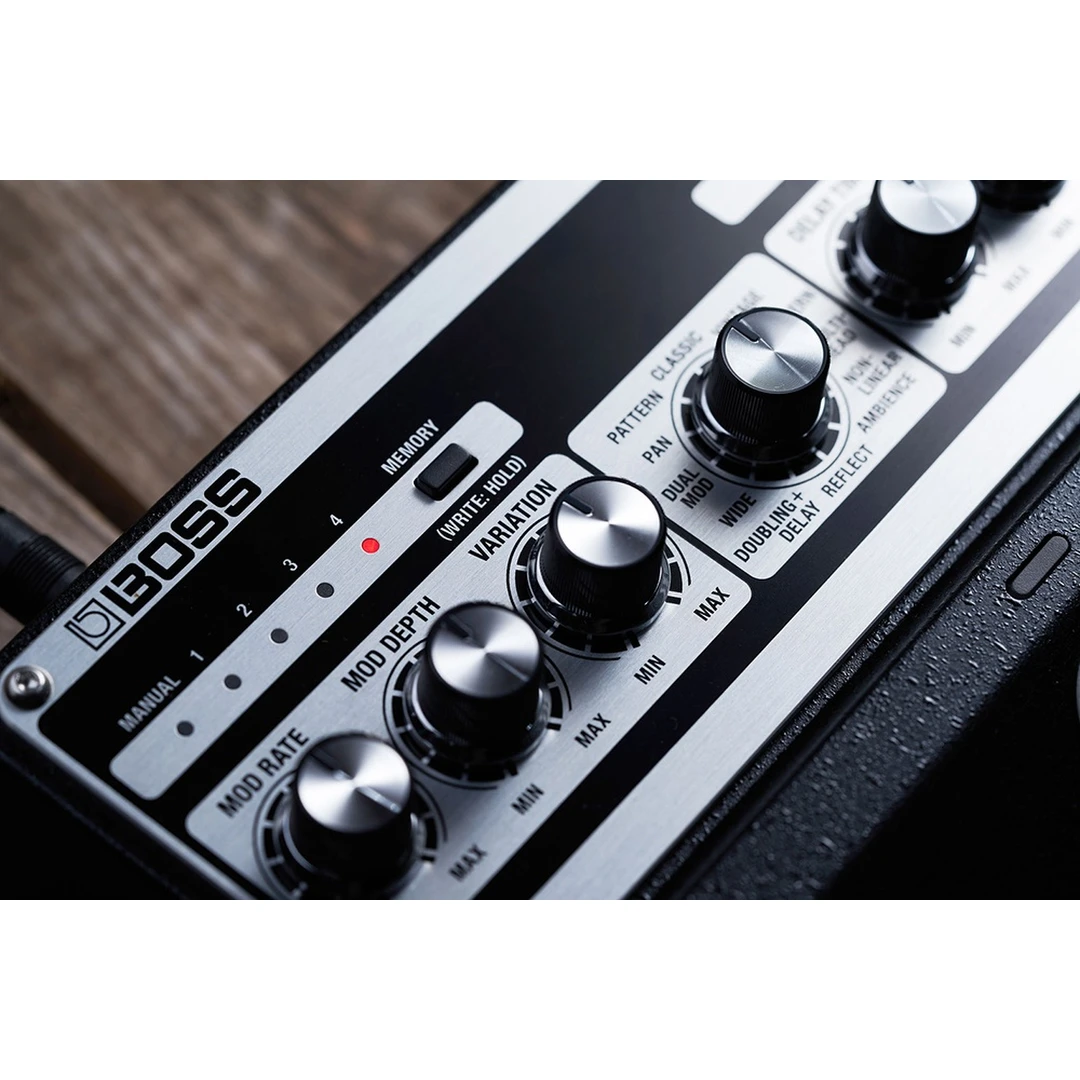 Педаль эффектов Boss DM-101 Delay Machine