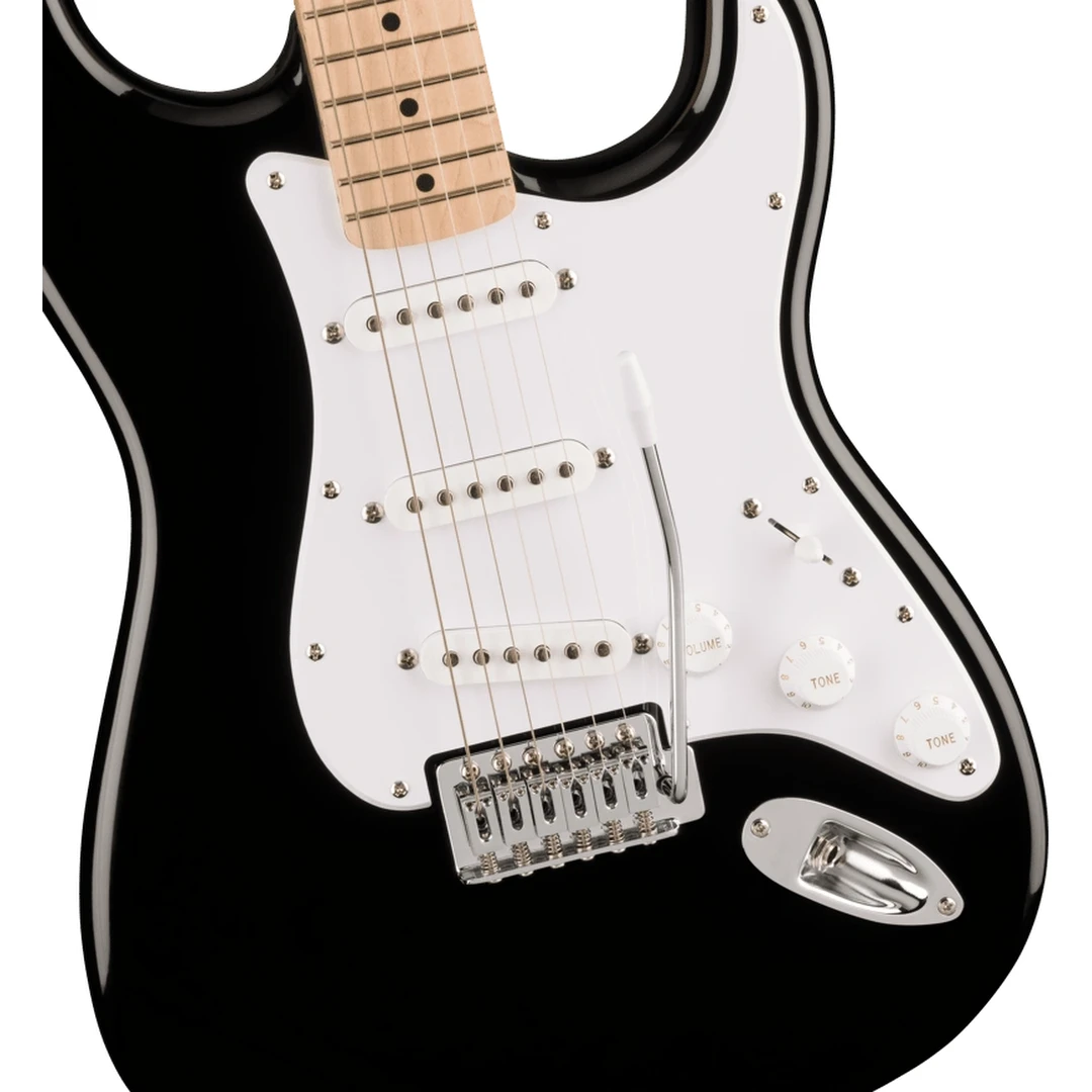 Гитарный набор Fender Squier Sonic Strat MN WPG BLK + Комбоусилитель и аксессуары